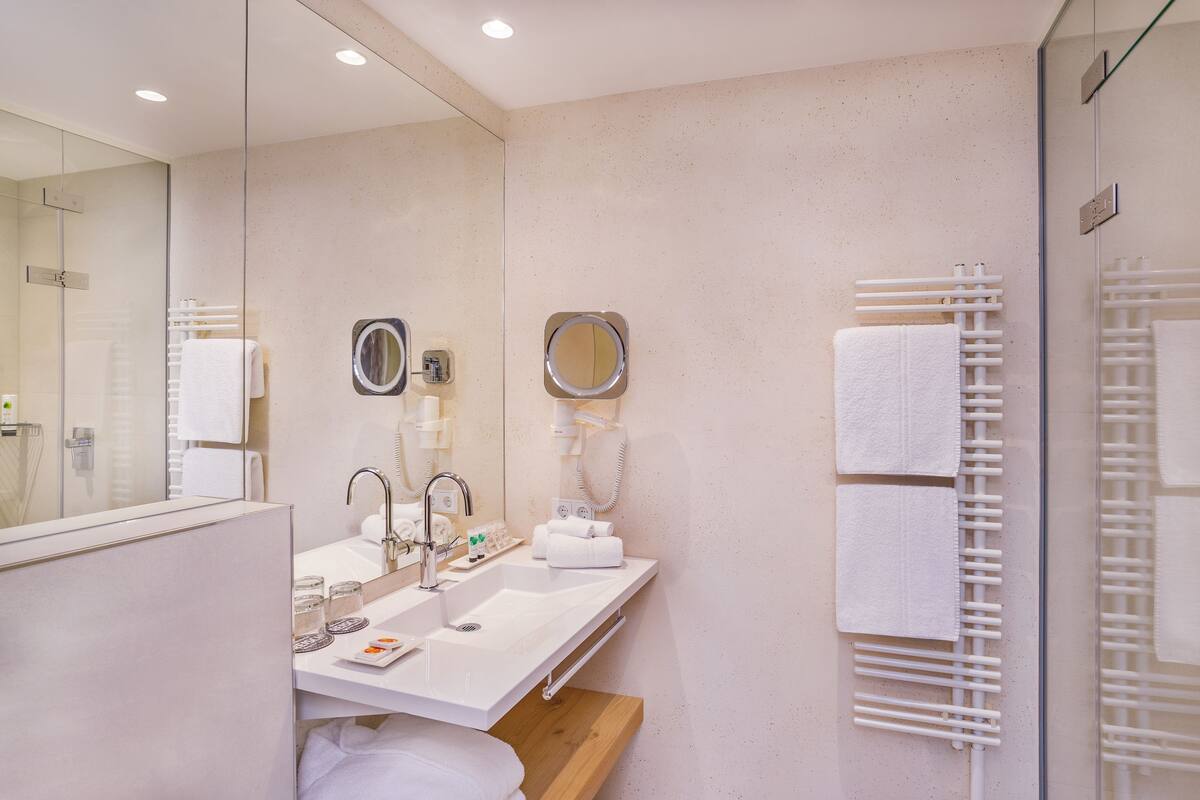 superior suite | bathroom | combined shower/bathtub, free toiletries, hair dryer, bathrobes