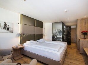 Minibar, Zimmersafe, individuell dekoriert, individuell eingerichtet