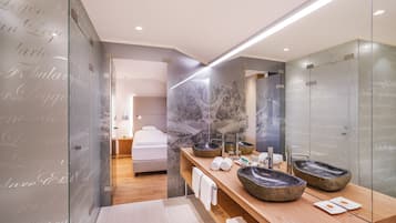 Superior Suite | Bathroom | Combined shower/bathtub, free toiletries, hair dryer, dressing gowns