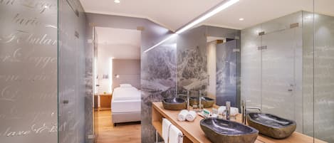 Svit Superior | Badrum | Badkar/dusch, gratis toalettartiklar, hårtork och badrock