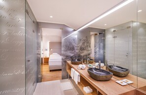 Suite Superior | Bagno | Combinazione doccia/vasca, set di cortesia gratuito, asciugacapelli