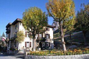 Front of property - Hotel Villa Maria (Scuol)