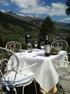 Serveert ontbijt, lunch, diner, internationale gerechten 