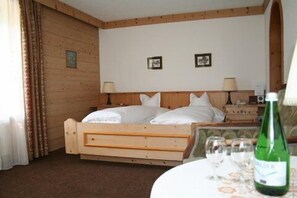 Superior tweepersoonskamer, uitzicht op bergen | Een minibar, een kluis op de kamer, gratis babybedden, extra bedden