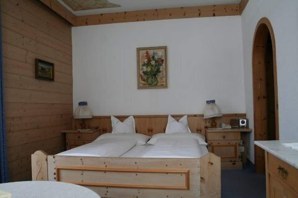 Habitación doble superior, vista a la montaña | Minibar, caja de seguridad en la habitación y cunas gratuitas