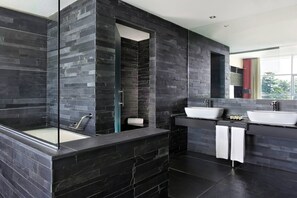 Suite presidencial, 1 cama de matrimonio grande | Baño | Artículos de higiene personal gratuitos, secador de pelo y albornoces