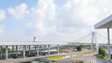 Un puente moderno con varios niveles y una torre de control al fondo.