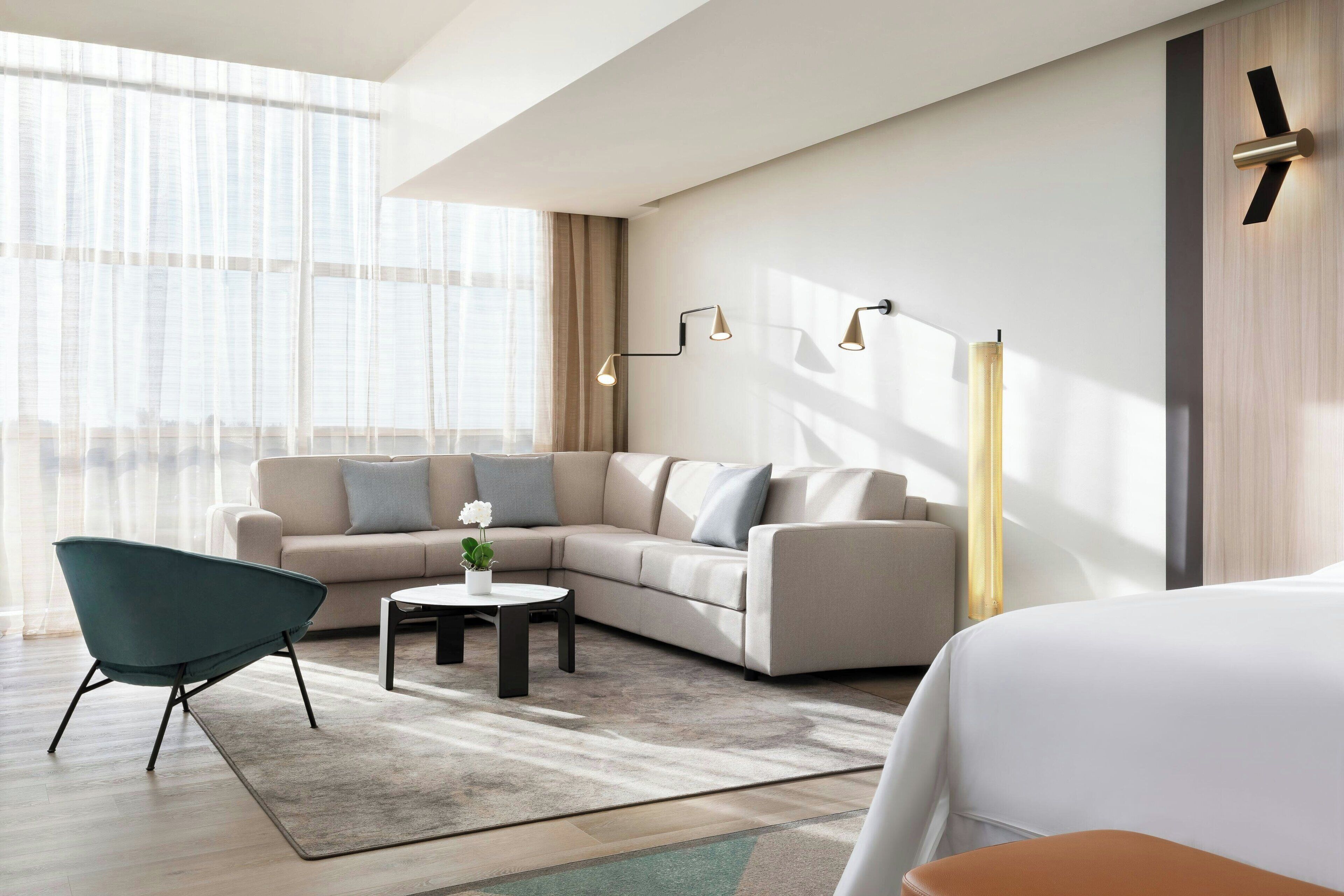 club suite, 1 bedroom, non smoking | 1 bedroom, minibar, in-room safe, desk