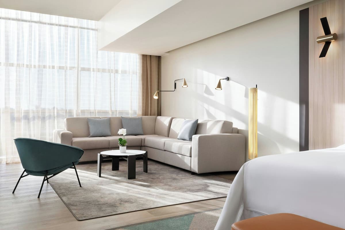 club suite, 1 bedroom, non smoking | 1 bedroom, minibar, in-room safe, desk