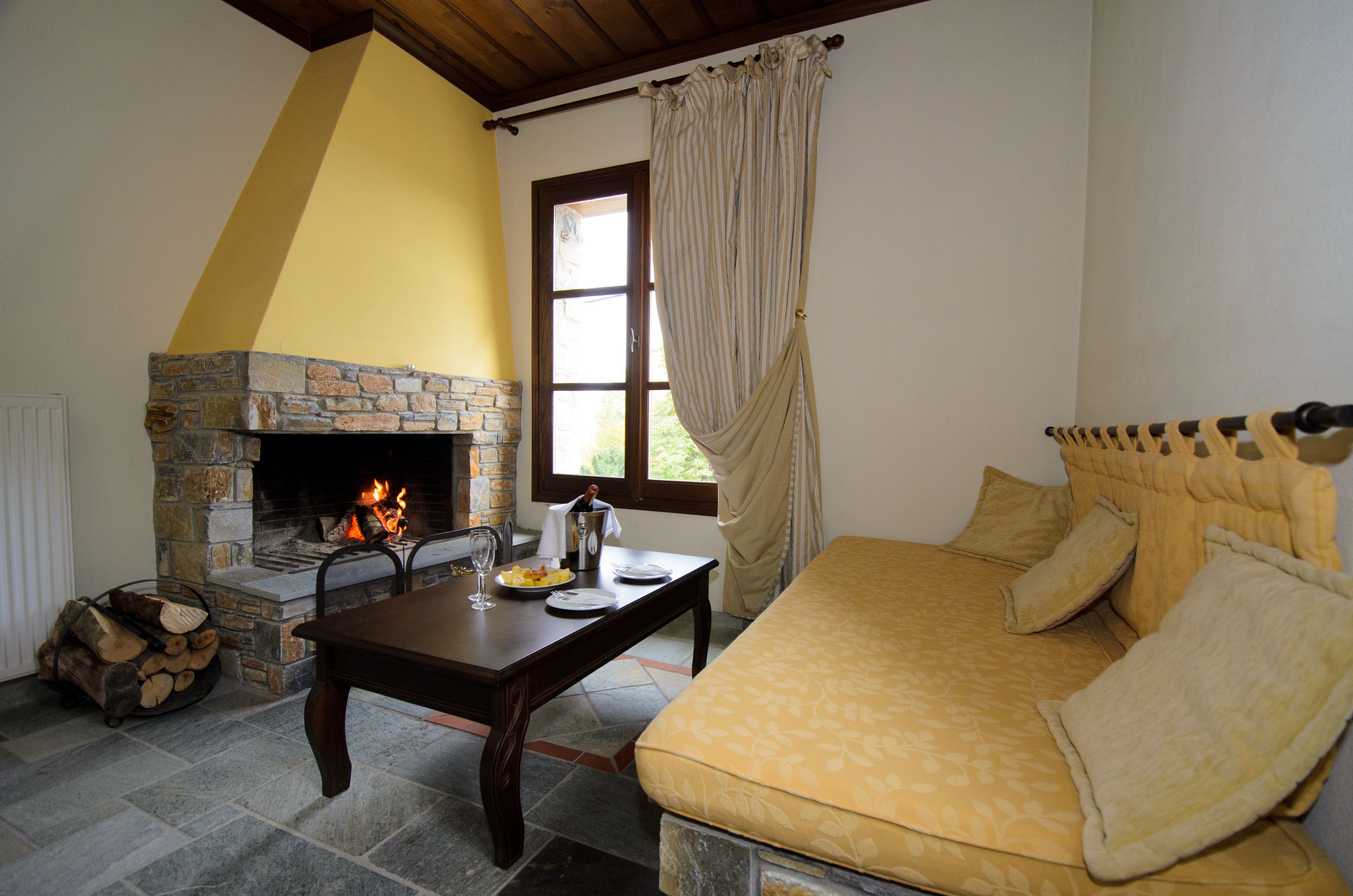 Superior suite | Woonkamer | Een flatscreentelevisie en een open haard