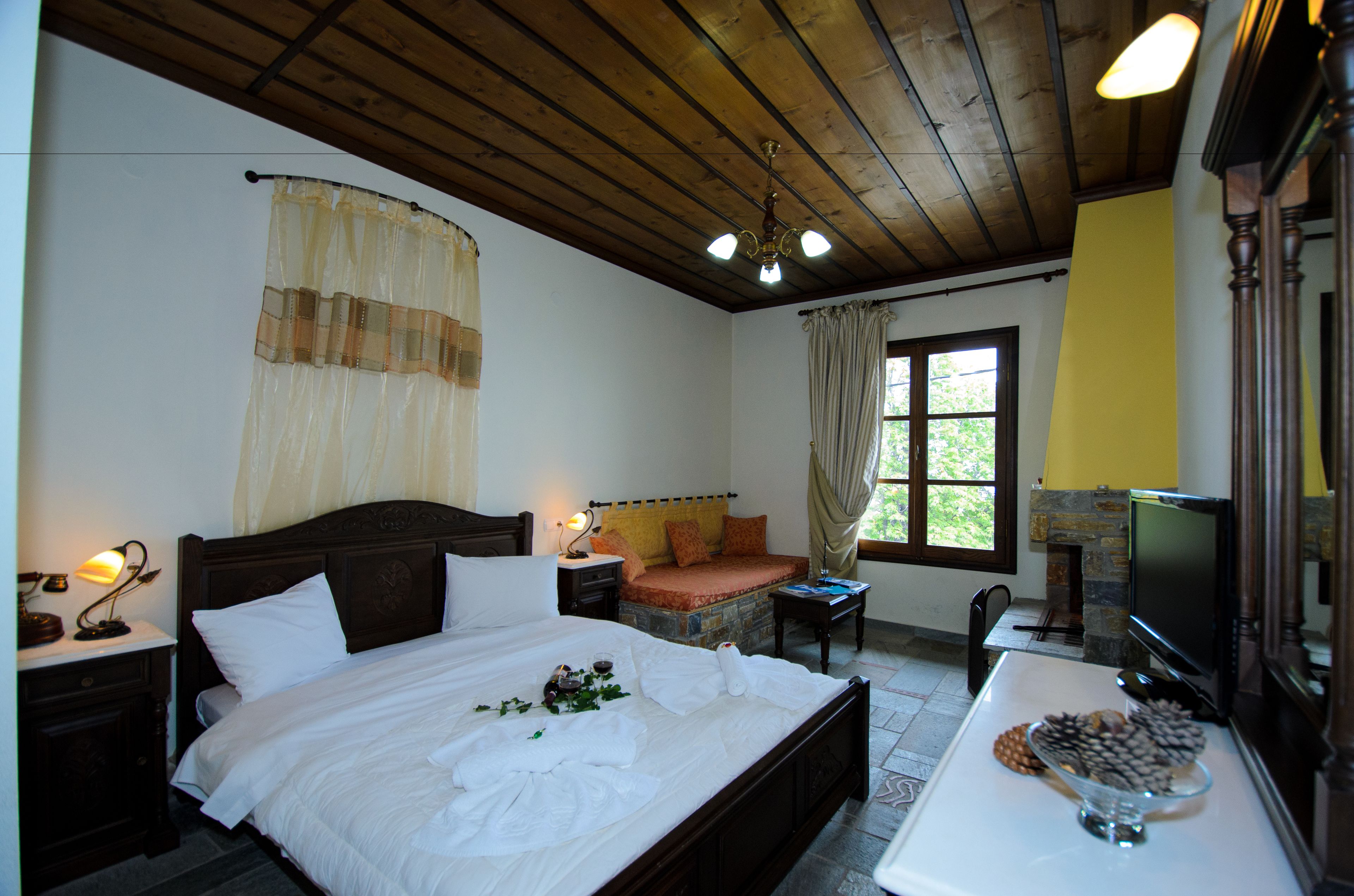 Junior Suite | Premium bedding, desk, soundproofing, free cribs/infant beds