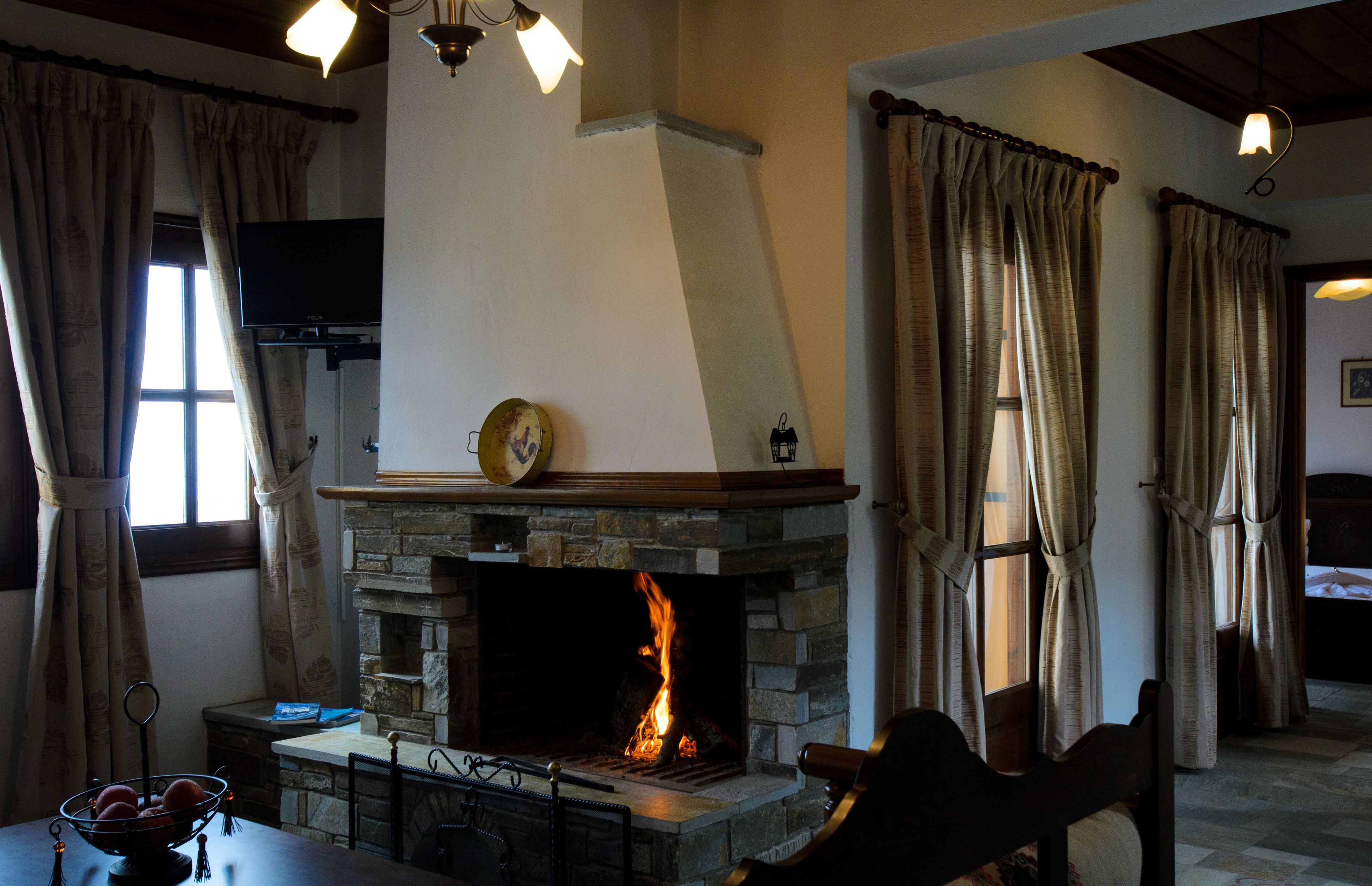 Apartamento familiar | Zona de estar | Una televisión de pantalla plana, una chimenea