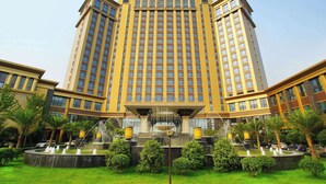 A large, multi-story hotel with a central fountain and a symmetrical facade. - Wyndham Grand Plaza Royale Palace Chengdu (Chengdu)