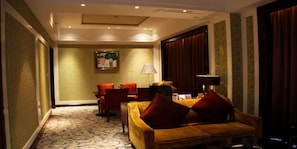 Minibar, két bảo mật tại phòng, bàn, bàn ủi/dụng cụ ủi quần áo