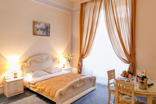 Habitación estándar con 1 cama matrimonial o 2 individuales | Ropa de cama hipoalergénica y decoración personalizada 