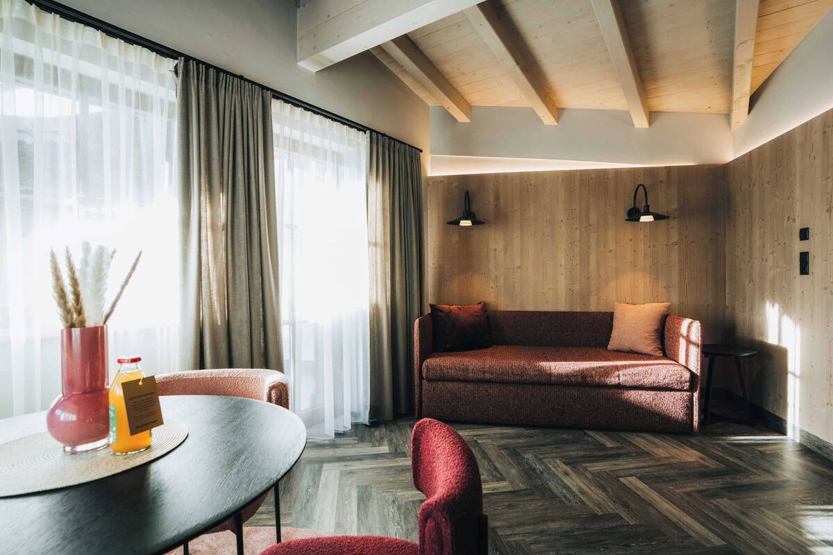 Premium Suite, Ensuite | Living area | 42-inch LCD TV with digital channels, TV, first-run movies