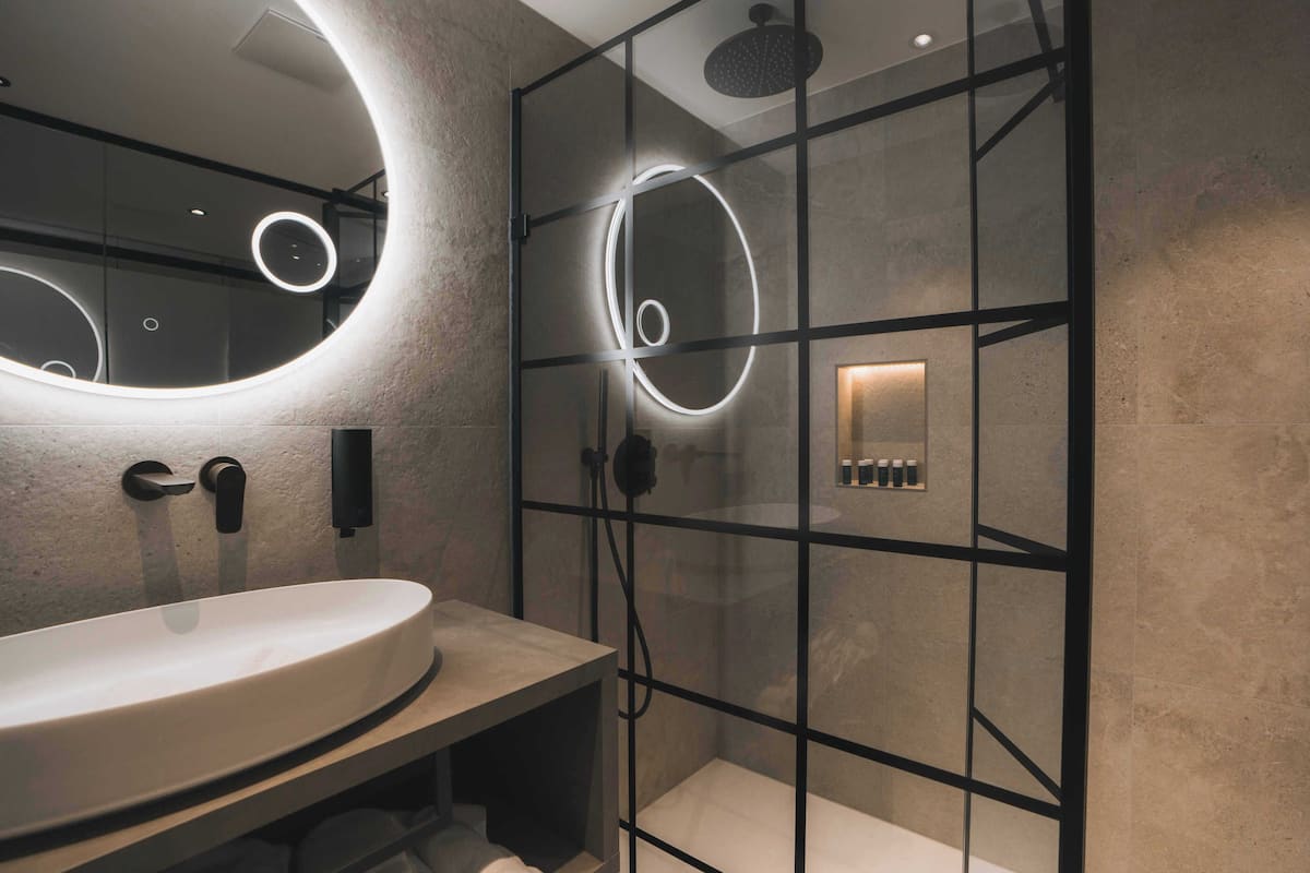 basic apartment, 2 bedrooms | bathroom | shower, free toiletries, hair dryer, towels