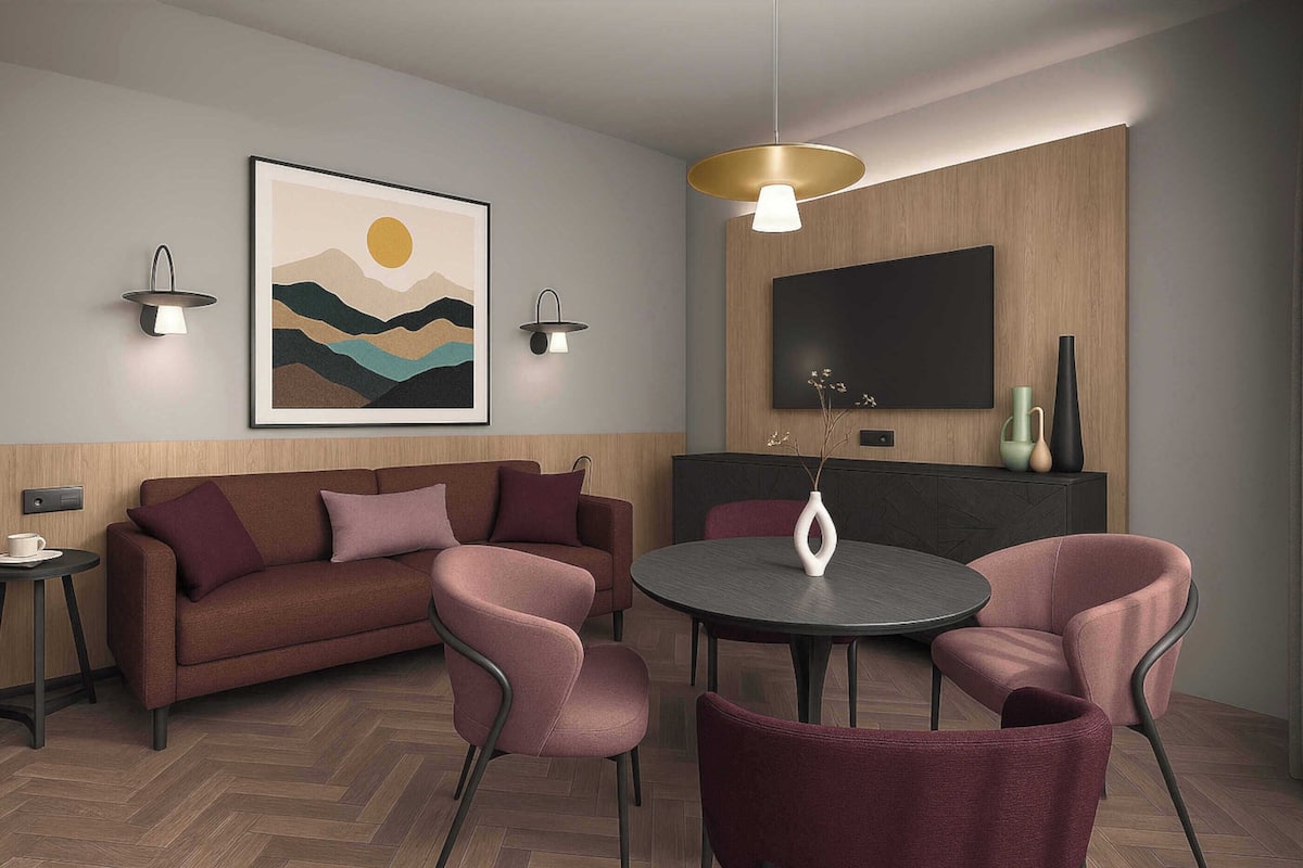 Premium Suite 2 | Área de sala de estar | Televisión LCD de 42 pulgadas con canales digitales y televisión