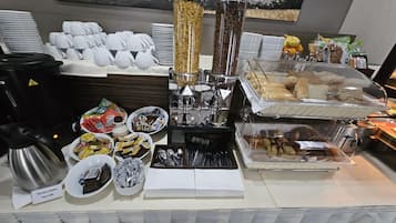 Breakfast, lunch, dinner served; Italian cuisine