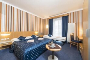 Minibar, coffres-forts dans les chambres, bureau, rideaux occultants