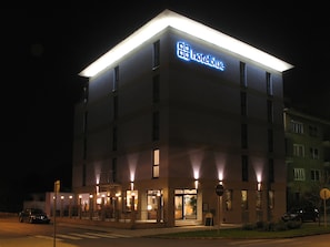 Bagian depan properti - sore/malam