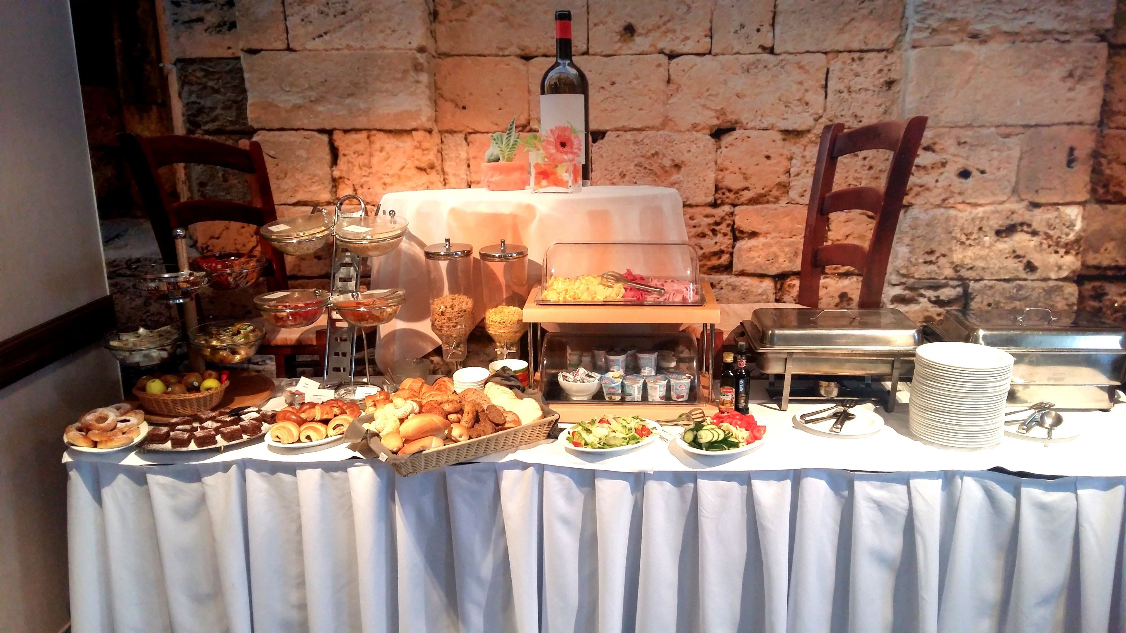 Se ofrece un desayuno bufé (8 EUR por persona)