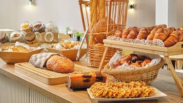 TĂ€gliches FrĂŒhstĂŒcksbuffet (14 EUR pro Person)