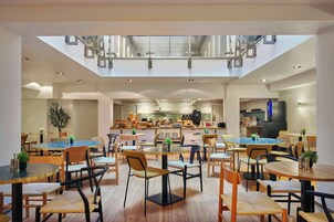 Se ofrece un desayuno bufé todos los días (14 EUR por persona)