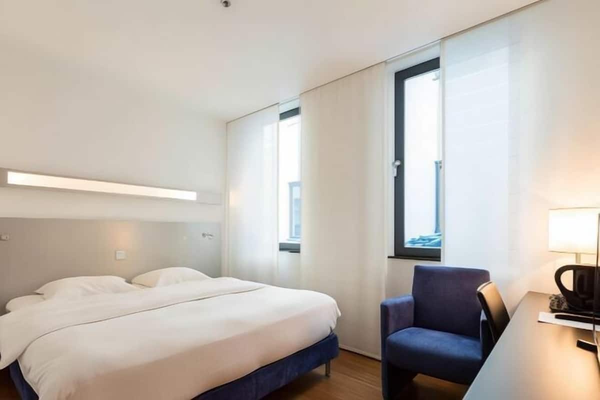 Literie de qualité supérieure, coffres-forts dans les chambres, bureau