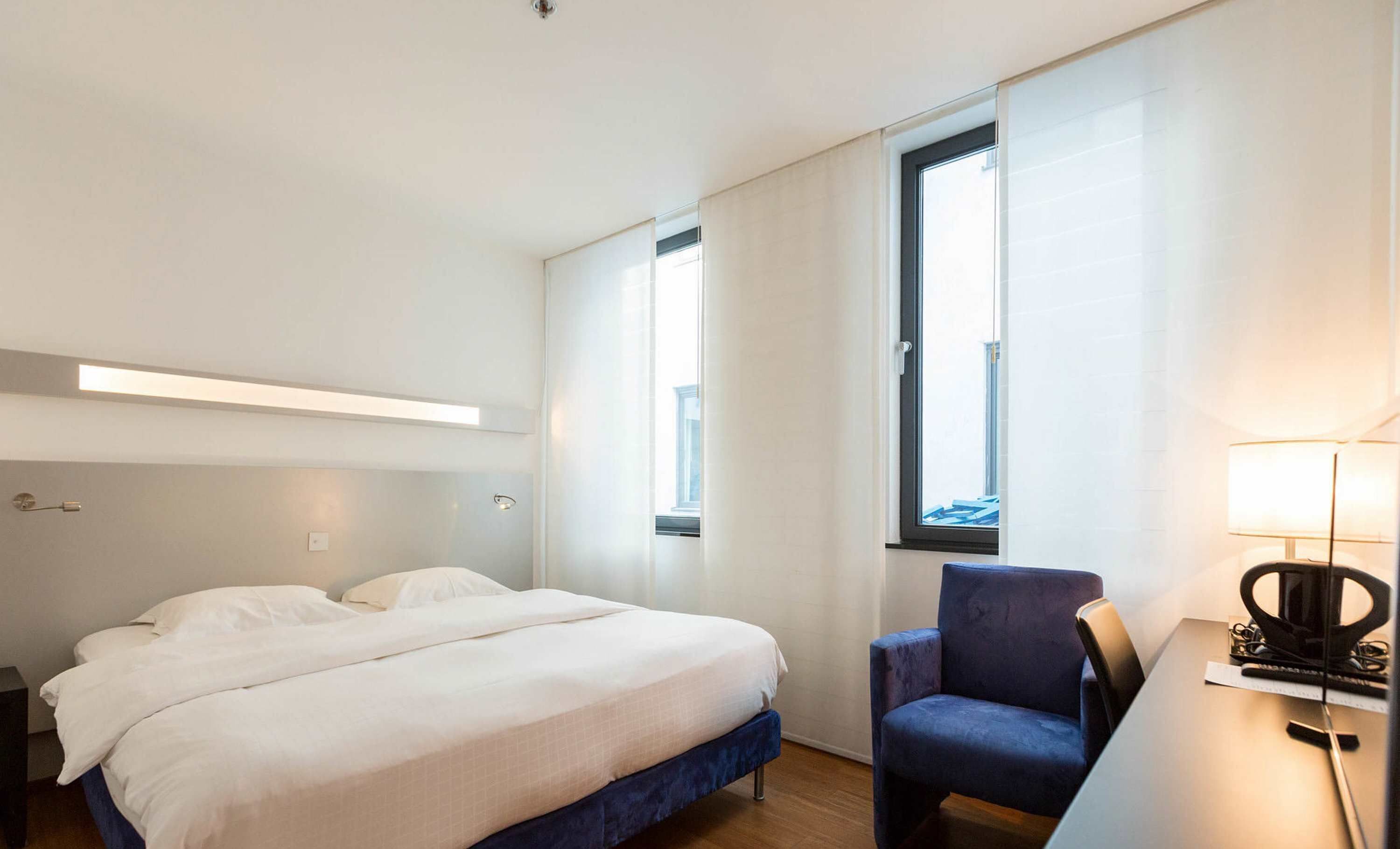 Ropa de cama de alta calidad y caja de seguridad en la habitación 