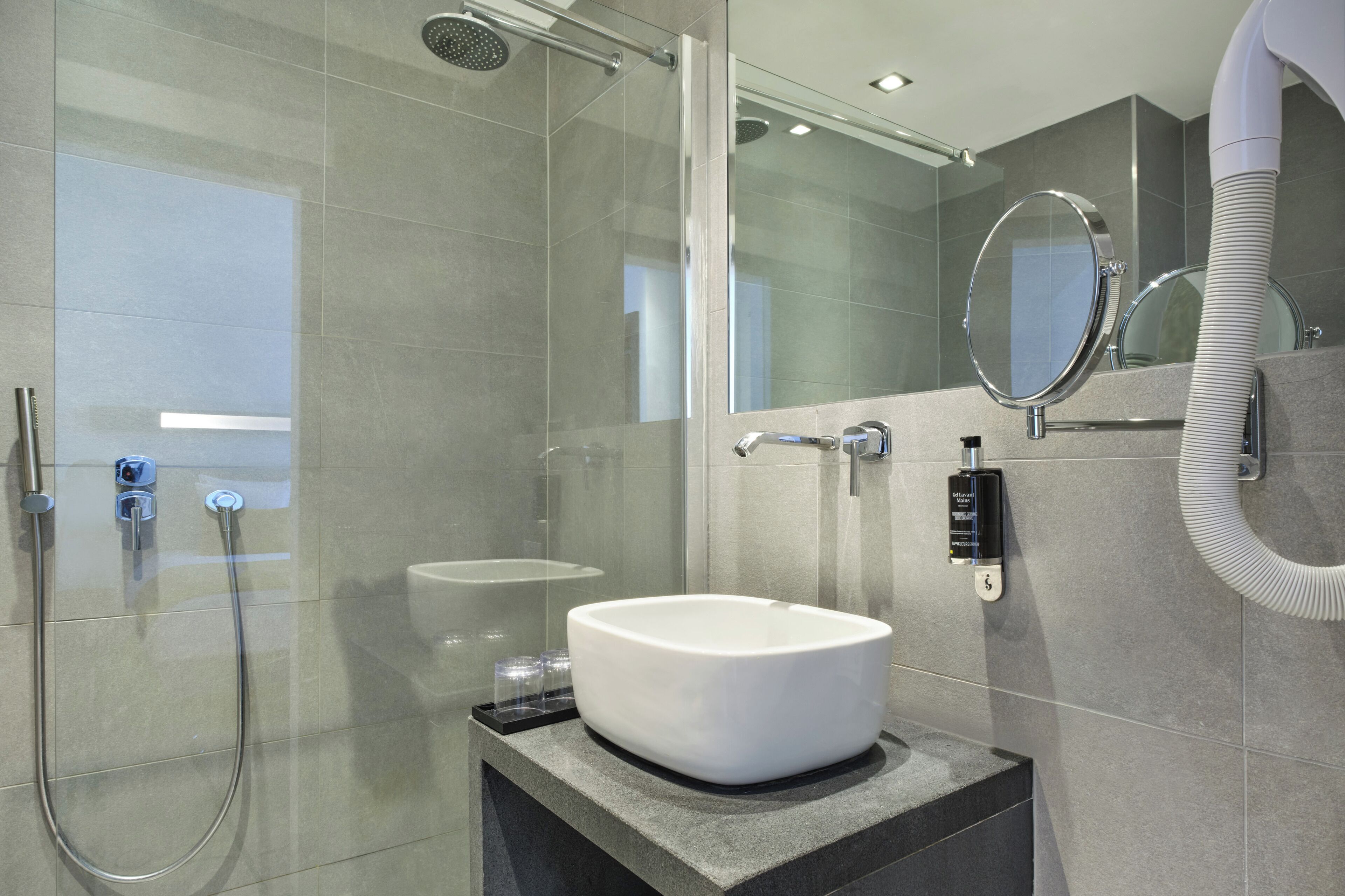 free toiletries, towels