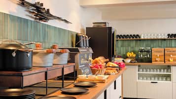Petit déjeuner buffet (14 EUR par personne)