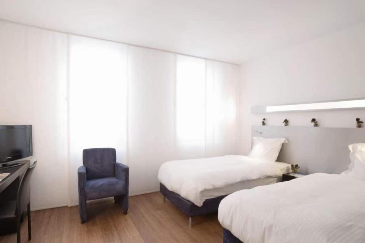 Premium bedding, in-room safe, desk, soundproofing