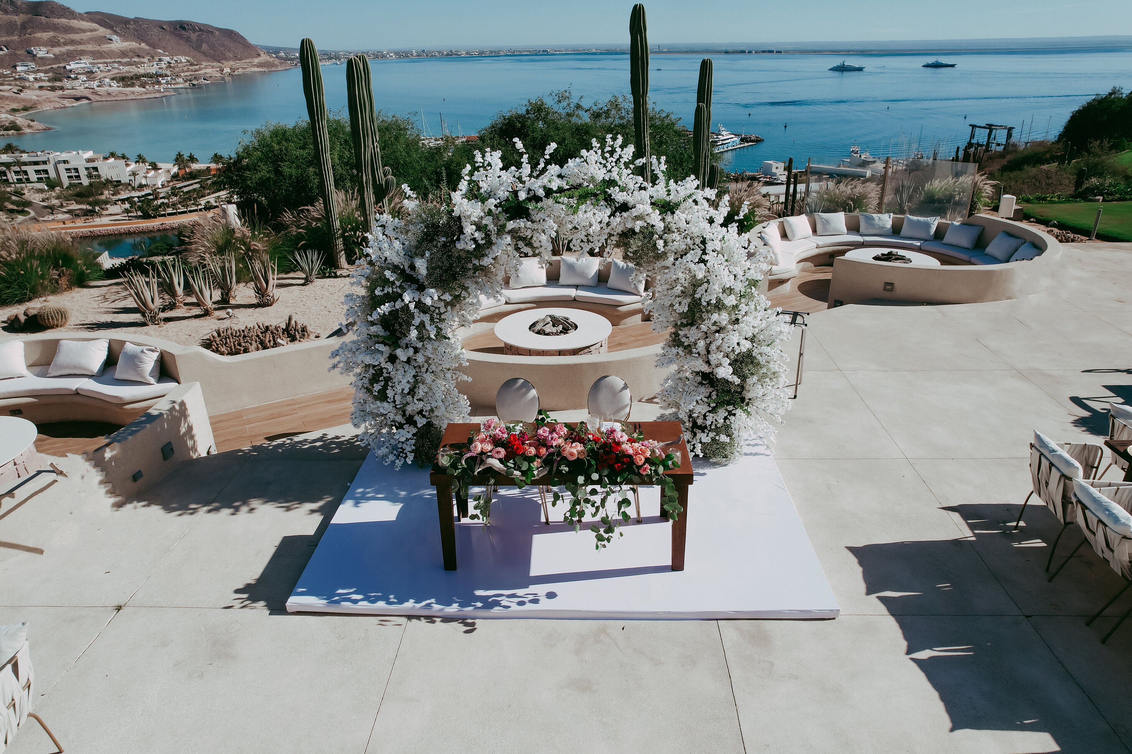 2 restaurants, breakfast served