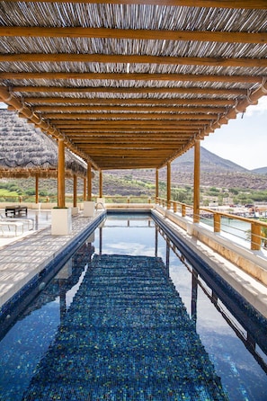 Piscine extérieure, parasols, chaises longues