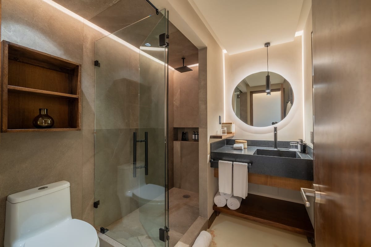 Douche, douche à « effet pluie », articles de toilette gratuits