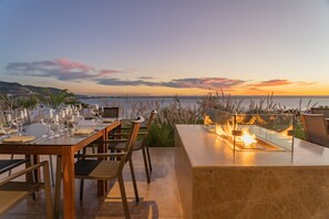2 restaurants, breakfast served - Hotel Indigo La Paz Puerta Cortes by IHG (La Paz)