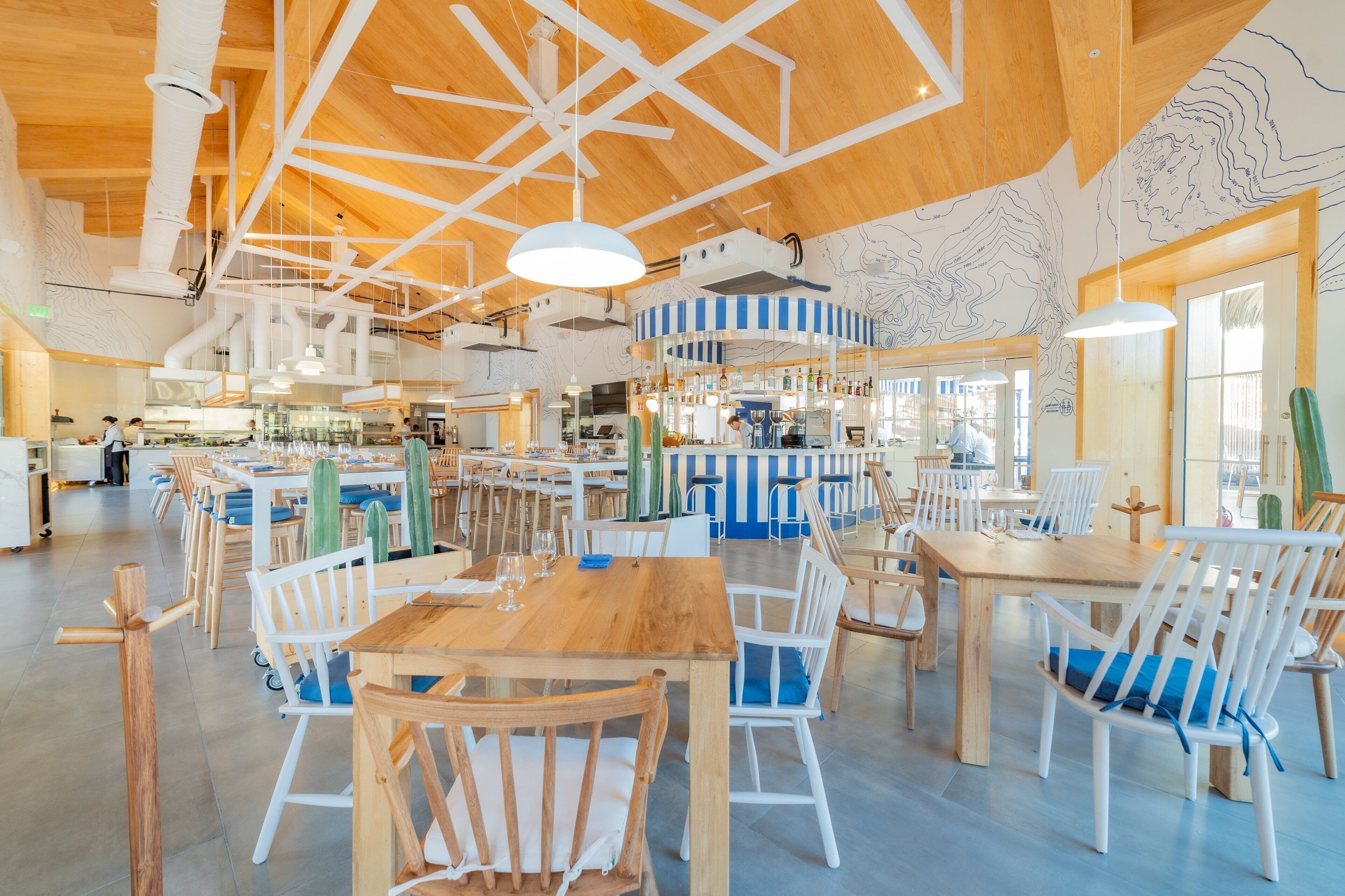 2 restaurants, breakfast served