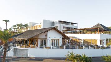 2 restaurantes; se sirven desayunos