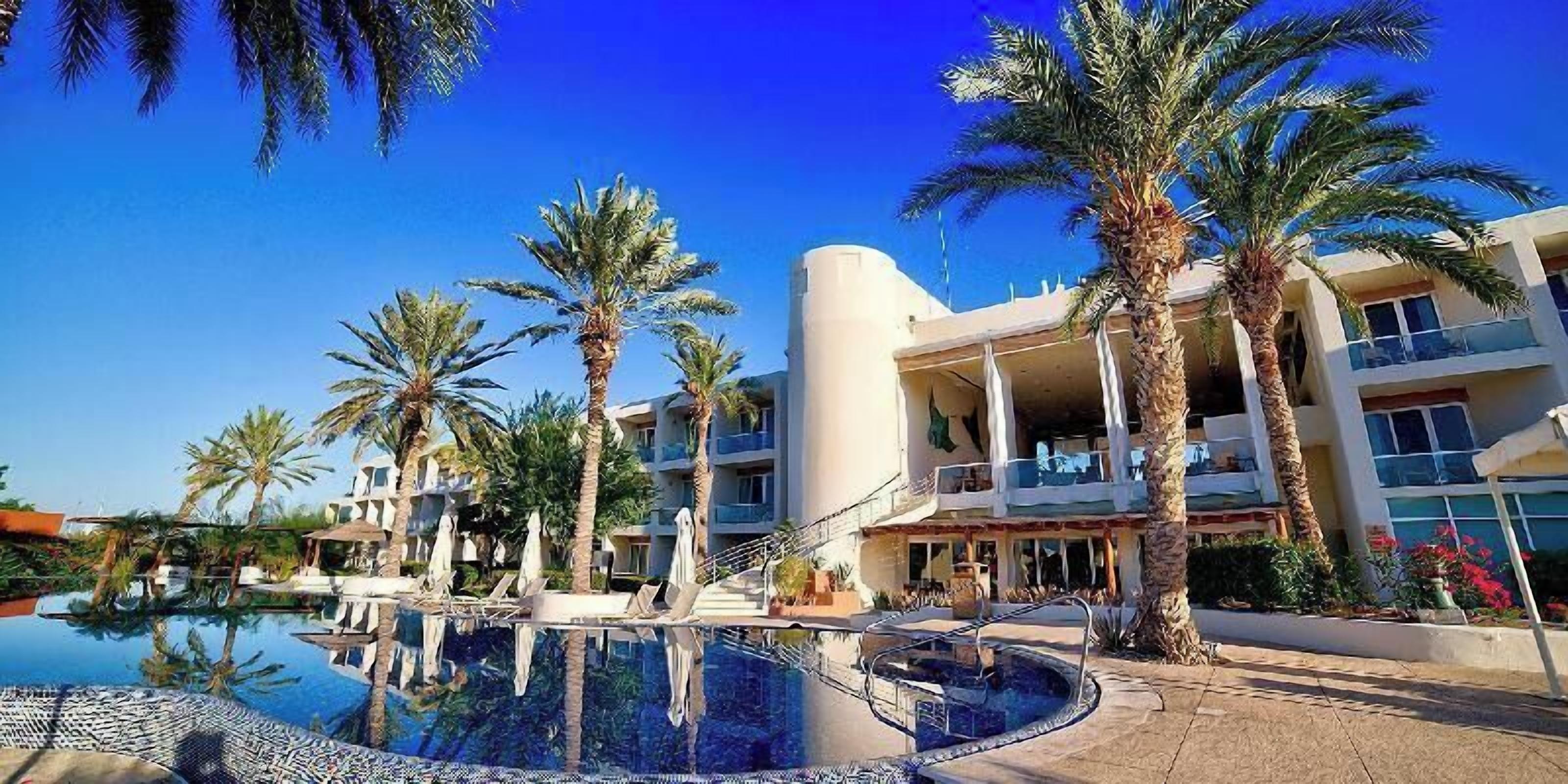 Kolam renang | Kolam renang outdoor, dengan payung kolam renang dan kursi berjemur