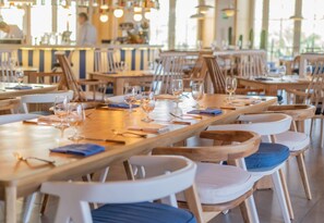 2 restaurants; breakfast, lunch and dinner served  - Hotel Indigo La Paz Puerta Cortes by IHG (La Paz)