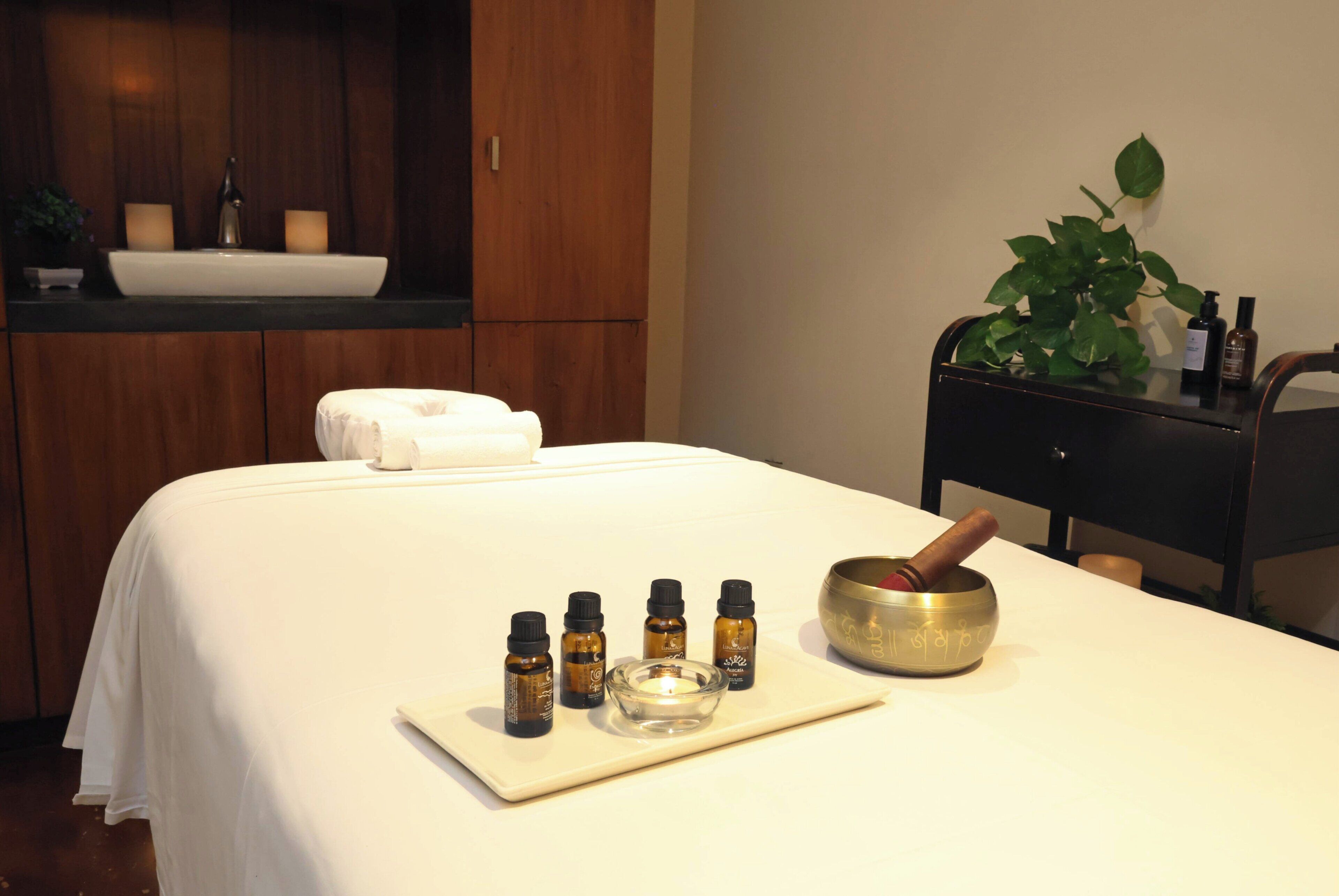 Couples treatment rooms, steam room, body treatments, aromatherapy