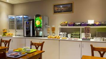 Petit déjeuner buffet (11.90 EUR par personne)