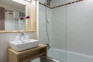 Baignoire, articles de toilette écologiques, séchoir à cheveux
