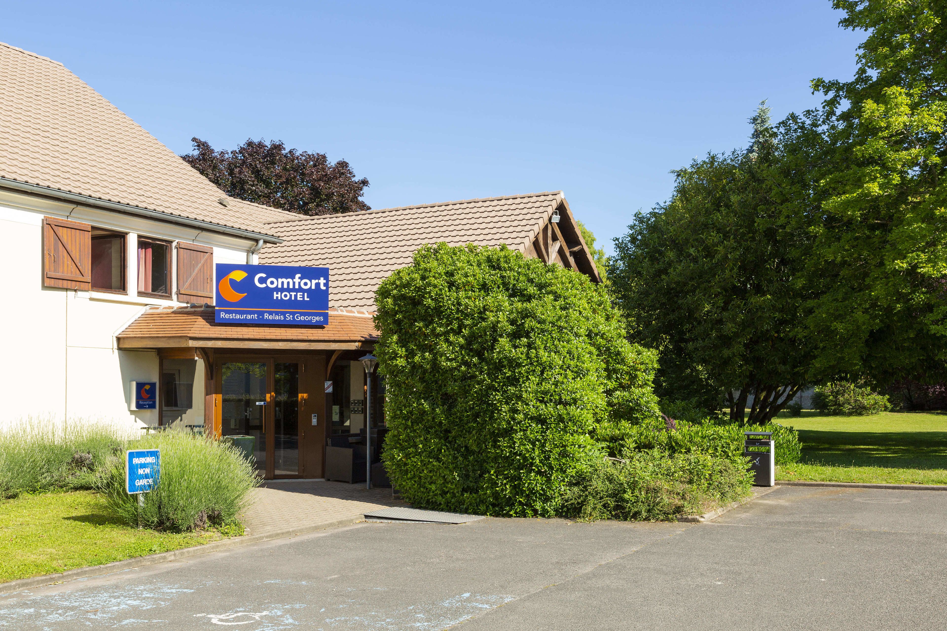 Un hôtel Comfort doté d’un restaurant appelé « Rites de Saint-Georges » situé au rez-de-chaussée.