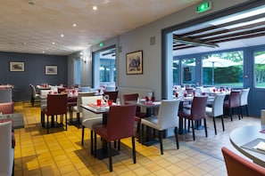 S'hi serveixen dinars, sopars i plats de cuina francesa