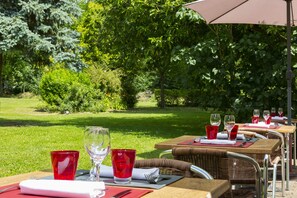 Se sirven comidas, cenas y cocina francesa 