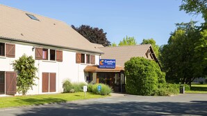 A Comfort Hotel with a restaurant named Relais St. Georges. - Comfort Hotel Pithiviers (Pithiviers)