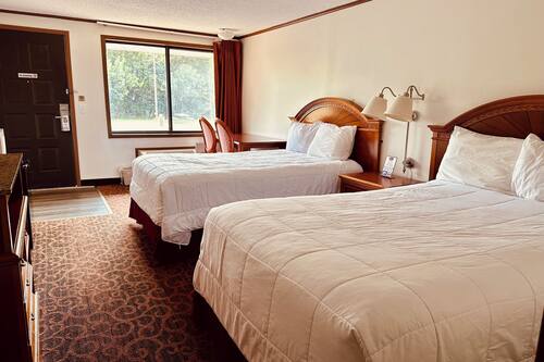 Muebles diferentes, escritorio y cortinas blackout