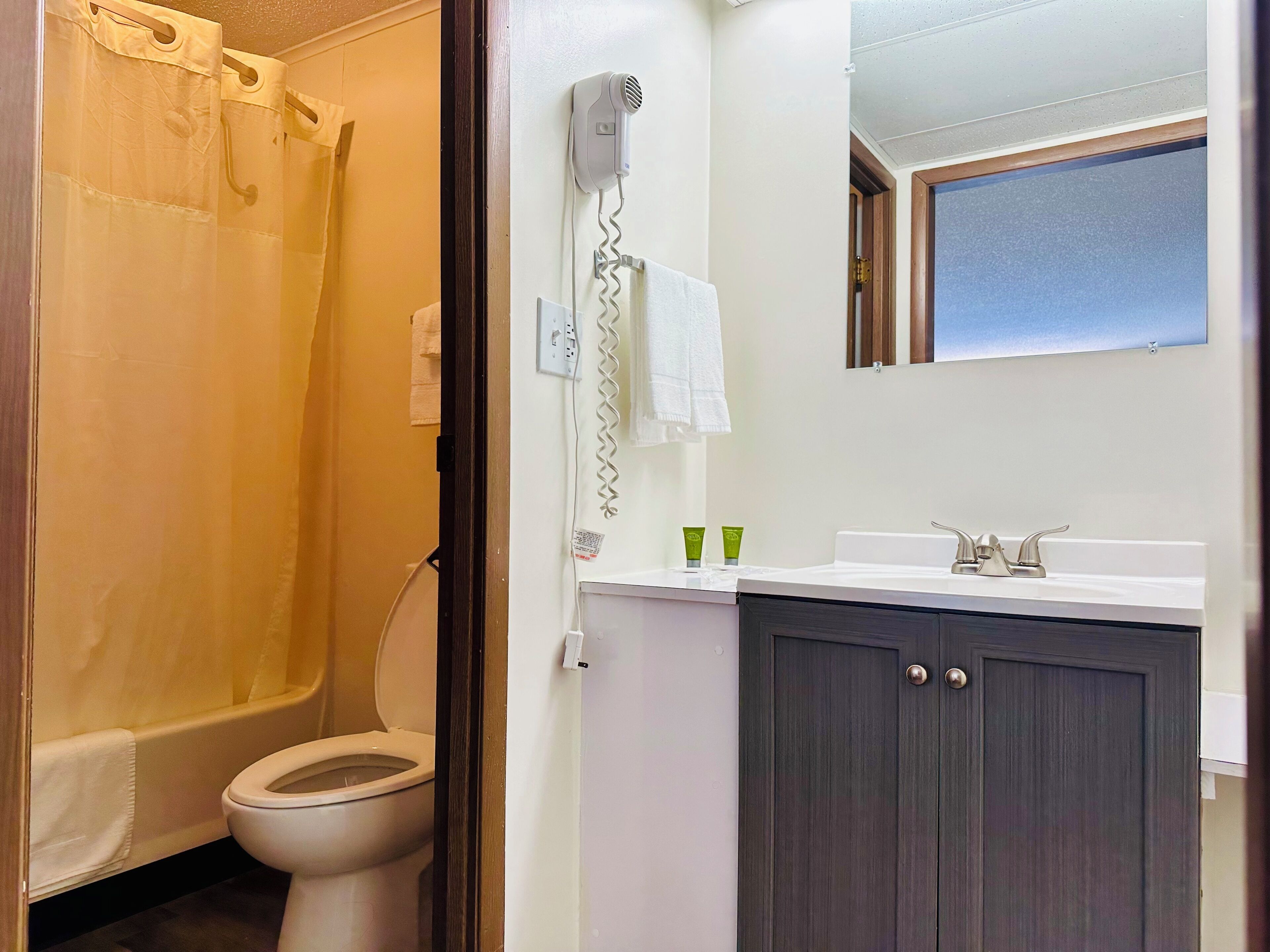 Deluxe Double Room | Bathroom | Combined shower/tub, jetted tub, free toiletries, hair dryer
